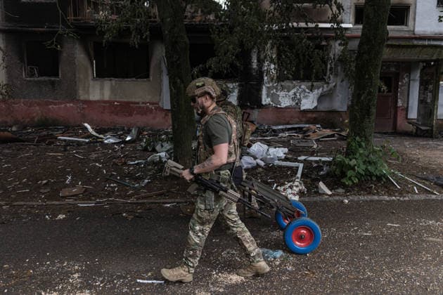 Aftermath of Russian attack on Ukraine s Sloviansk and Druzhkivka DRUZHKIVKA, UKRAINE - JUNE 13: The White Angels police unit evacuates a woman with reduced mobility in the city of Druzhkivka, Ukraine, 13 June 2026. Diego Herrera Carcedo Anadolu Druzhkivka Ukraine. Editorial use only. Please get in touch for any other usage.  Copyright: x2026xAnadoluxDiegoxHerreraxCarcedox