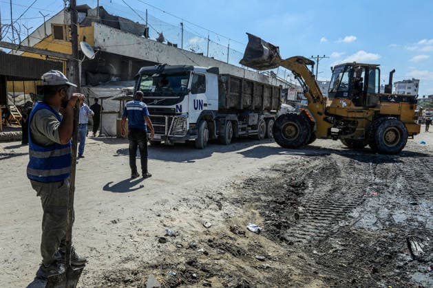 Teams affiliated with UNRWA carry out cleaning operations in Khan Yunis KHAN YUNIS, GAZA, PALESTINE - JUNE 13: Teams from the United Nations Relief and Works Agency for Palestine Refugees in the Near East (UNRWA) use heavy machinery to remove garbage piled up on the streets of Khan Yunis, Gaza, Palestine, on June 13, 2026. Waste has been accumulating on streets and near residential areas due to severe damage to infrastructure caused by attacks, insufficient municipal vehicles. Abed Rahim Khatib Anadolu Khan Yunis Gaza. Editorial use only. Please get in touch for any other usage.  Copyright: x2026xAnadoluxAbedxRahimxKhatibx