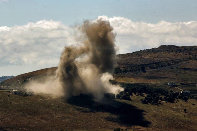 News Bilder des Tages June 13, 2026, Kfar Tebniet, Kfar Tebniet, Lebanon: Smoke from an Israeli air strike in the southern Lebanese village of Kfar Tebniet. The Lebanese army withdrew its troops from Kfar Tebniet after Israeli troops advanced in an area nearby, a military official said. The army departure came as the Israeli military issued an evacuation warning for about 20 locations, including the southern city of Nabatieh and nearby villages. Kfar Tebniet Lebanon - ZUMAn313 20260613_zip_n313_006 Copyright: xMarwanxNaamanix