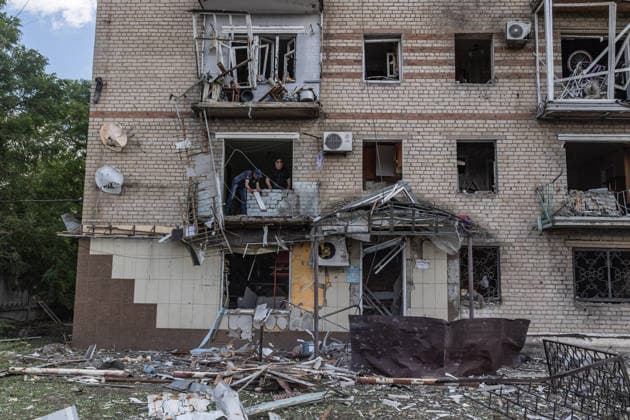 Aftermath of Russian airstrike in Ukraine SLOVIANSK, UKRAINE - JUNE 13: Several civilians clear rubble from their home following a Russian air strike in Sloviansk, Ukraine, 13 June 2026 Diego Herrera Carcedo Anadolu Sloviansk Ukraine. Editorial use only. Please get in touch for any other usage.  Copyright: x2026xAnadoluxDiegoxHerreraxCarcedox