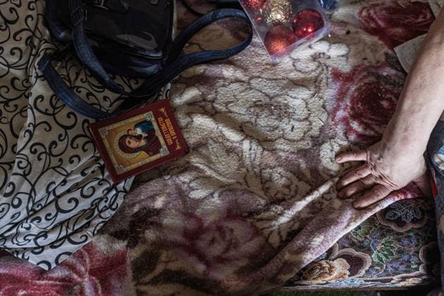 Aftermath of Russian airstrike in Ukraine SLOVIANSK, UKRAINE - JUNE 13: A religious icon next to a local woman’s hand, at the site of a Russian air strike in Sloviansk, Ukraine, 13 June 2026 Diego Herrera Carcedo Anadolu Sloviansk Ukraine. Editorial use only. Please get in touch for any other usage.  Copyright: x2026xAnadoluxDiegoxHerreraxCarcedox