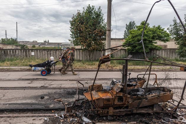 Aftermath of Russian airstrike in Ukraine DRUZHKIVKA, UKRAINE - JUNE 13: The White Angels police unit evacuates a woman with reduced mobility in the city of Druzhkivka, Ukraine, 13 June 2026 Diego Herrera Carcedo Anadolu Druzhkivka Ukraine. Editorial use only. Please get in touch for any other usage.  Copyright: x2026xAnadoluxDiegoxHerreraxCarcedox