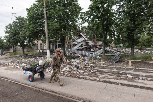Aftermath of Russian airstrike in Ukraine DRUZHKIVKA, UKRAINE - JUNE 13: The White Angels police unit evacuates a woman with reduced mobility in the city of Druzhkivka, Ukraine, 13 June 2026 Diego Herrera Carcedo Anadolu Druzhkivka Ukraine. Editorial use only. Please get in touch for any other usage.  Copyright: x2026xAnadoluxDiegoxHerreraxCarcedox