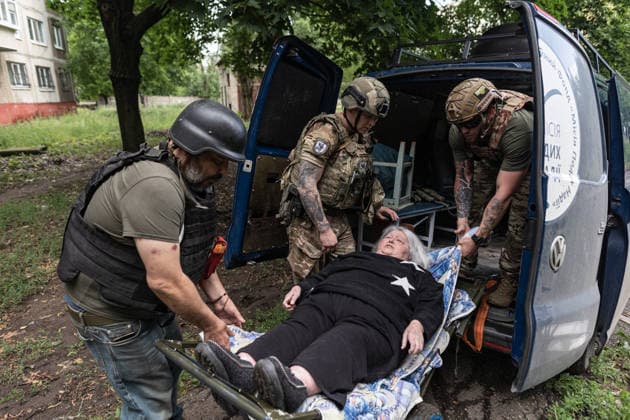 Aftermath of Russian airstrike in Ukraine DRUZHKIVKA, UKRAINE - JUNE 13: The White Angels police unit evacuates a woman with reduced mobility in the city of Druzhkivka, Ukraine, 13 June 2026 Diego Herrera Carcedo Anadolu Druzhkivka Ukraine. Editorial use only. Please get in touch for any other usage.  Copyright: x2026xAnadoluxDiegoxHerreraxCarcedox
