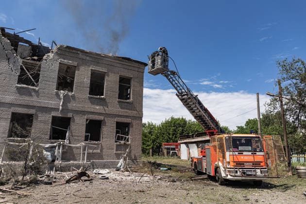 Aftermath of Russian airstrike in Ukraine SLOVIANSK, UKRAINE - JUNE 13: Ukrainian firefighters put out a fire following a Russian air strike in Sloviansk, Ukraine, 13 June 2026 Diego Herrera Carcedo Anadolu Sloviansk Ukraine. Editorial use only. Please get in touch for any other usage.  Copyright: x2026xAnadoluxDiegoxHerreraxCarcedox