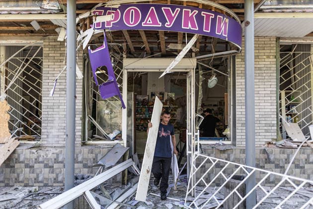 Aftermath of Russian airstrike in Ukraine SLOVIANSK, UKRAINE - JUNE 13: A man clears rubble from a damaged shop following a Russian air strike in Sloviansk, Ukraine, 13 June 2026 Diego Herrera Carcedo Anadolu Sloviansk Ukraine. Editorial use only. Please get in touch for any other usage.  Copyright: x2026xAnadoluxDiegoxHerreraxCarcedox