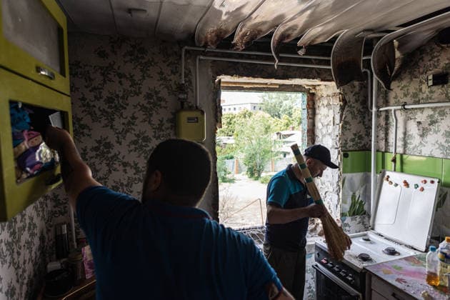 Aftermath of Russian airstrike in Ukraine SLOVIANSK, UKRAINE - JUNE 13: Several civilians clear rubble from their home following a Russian air strike in Sloviansk, Ukraine, 13 June 2026 Diego Herrera Carcedo Anadolu Ukraine Ukraine. Editorial use only. Please get in touch for any other usage.  Copyright: x2026xAnadoluxDiegoxHerreraxCarcedox