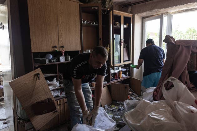 Aftermath of Russian airstrike in Ukraine SLOVIANSK, UKRAINE - JUNE 13: Several civilians clear rubble from their home following a Russian air strike in Sloviansk, Ukraine, 13 June 2026 Diego Herrera Carcedo Anadolu Ukraine Ukraine. Editorial use only. Please get in touch for any other usage.  Copyright: x2026xAnadoluxDiegoxHerreraxCarcedox
