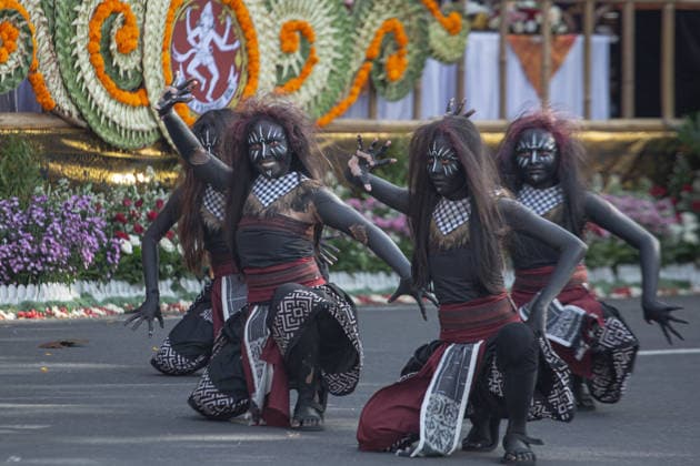 June 13, 2026, Denpasar, Bali, Indonesia: Balinese women perform a traditional dance during a parade for the 48th Bali Arts Festival in Denpasar on Indonesia s resort island of Bali on June 13, 2026. The annual month-long festival, which features inclusive performances from various regencies across the island, aims to preserve and showcase Balinese cultural heritage. Denpasar Indonesia - ZUMAp229 20260613_zip_p229_004 Copyright: xLanaxPriatnax