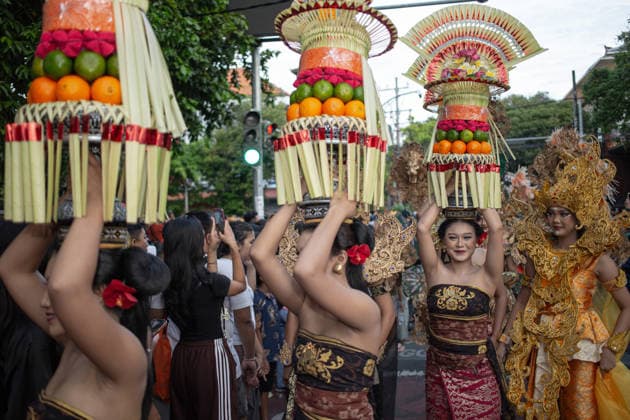June 13, 2026, Denpasar, Bali, Indonesia: Balinese women perform a traditional dance during a parade for the 48th Bali Arts Festival in Denpasar on Indonesia s resort island of Bali on June 13, 2026. The annual month-long festival, which features inclusive performances from various regencies across the island, aims to preserve and showcase Balinese cultural heritage. Denpasar Indonesia - ZUMAp229 20260613_zip_p229_002 Copyright: xLanaxPriatnax