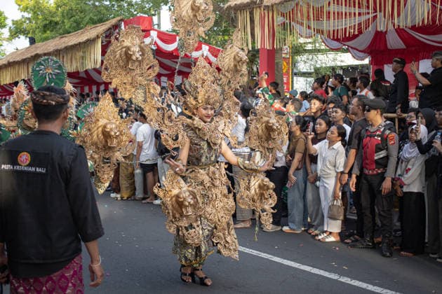 June 13, 2026, Denpasar, Bali, Indonesia: Balinese women perform a traditional dance during a parade for the 48th Bali Arts Festival in Denpasar on Indonesia s resort island of Bali on June 13, 2026. The annual month-long festival, which features inclusive performances from various regencies across the island, aims to preserve and showcase Balinese cultural heritage. Denpasar Indonesia - ZUMAp229 20260613_zip_p229_007 Copyright: xLanaxPriatnax
