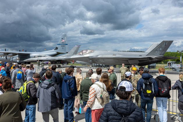 ILA 2026 Deutschland, Schönefeld am 12. Juni 2026: Tausende interessierte Besucher auf dem ILA-Gelände, darunter vor den F35 Kampfjets der US Luftwaffe. *** ILA 2026 Germany, Schönefeld on June 12, 2026 Thousands of interested visitors on the ILA grounds, including in front of the F35 fighter jets of the US Air Force