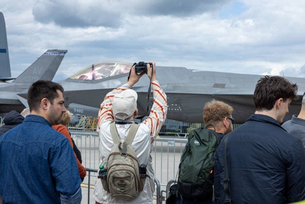 ILA 2026 Deutschland, Schönefeld am 12. Juni 2026: Tausende interessierte Besucher auf dem ILA-Gelände, darunter vor den F35 Kampfjets der US Luftwaffe. *** ILA 2026 Germany, Schönefeld on June 12, 2026 Thousands of interested visitors on the ILA grounds, including in front of the F35 fighter jets of the US Air Force