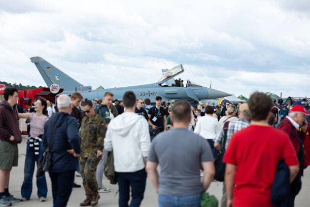 ILA 2026 Deutschland, Schönefeld am 12. Juni 2026: Tausende interessierte Besucher auf dem ILA-Gelände, darunter vor den Eurofighter-Kampfjets der deutschen Luftwaffe. *** ILA 2026 Germany, Schönefeld on June 12, 2026 Thousands of interested visitors at the ILA grounds, including in front of the German Air Forces Eurofighter fighter jets