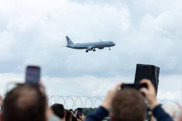 ILA 2026 Deutschland, Schönefeld am 12. Juni 2026: Viele Besucher mit dem Handy wollten den Überflug der Airbus A321 (70 Jahre Luftwaffe) filmen und fotografieren. *** ILA 2026 Germany, Schönefeld on June 12, 2026 Many visitors with cell phones wanted to film and photograph the flyover of the Airbus A321 70 Jahre Luftwaffe