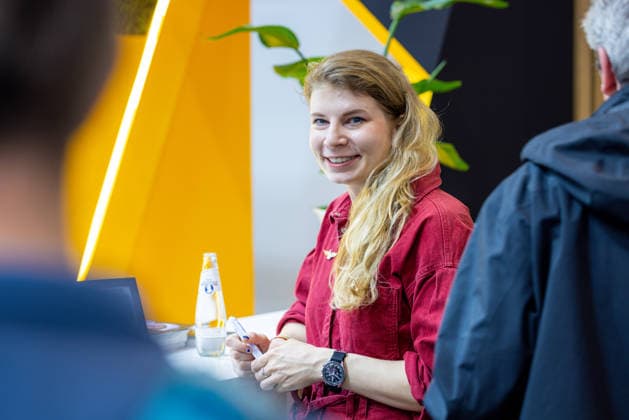 Astronautin Rabea Rogge auf der ILA26. Deutschland, Schönefeld am 12. Juni 2026: Astronautin Rabea Rogge, die erste deutsche Frau im All, präsentierte ihr Buch Ein (bisschen) Weltraum für alle in einer Messehalle auf der ILA 2026. *** Astronaut Rabea Rogge at the ILA26 Germany, Schönefeld on June 12, 2026 Astronaut Rabea Rogge, the first German woman in space, presented her book Ein bisschen Weltraum für alle in an exhibition hall at the ILA 2026