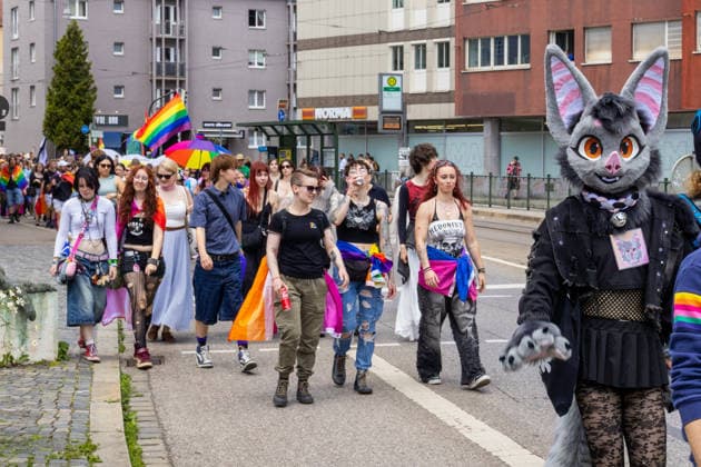 Augsburg, Bavaria, Germany June 13, 2026: Participants carrying rainbow flags and wearing colorful costumes take part in Christopher Street Day (CSD) in Augsburg. The parade through the city center promotes the rights of LGBTQ+ people as well as social diversity and tolerance *** Teilnehmerinnen und Teilnehmer mit Regenbogenflaggen und bunten Kostümen nehmen am Christopher Street Day (CSD) in Augsburg teil. Der Demonstrationszug durch die Innenstadt wirbt für die Rechte von LGBTQ+-Menschen sowie für gesellschaftliche Vielfalt und Toleranz