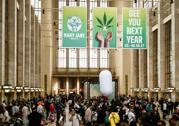 13.06.2026, xlakx, Entertainment, Mary Jane Berlin 2026 v.l. Besucherinnen und Besucher strömen durch die Eingangshalle der Cannabis-Messe Mary Jane in Berlin.Die Veranstaltung präsentiert Aussteller aus den Bereichen Cannabis, Medizin, Lifestyle und Hanfprodukte. Berlin *** 13 06 2026, xlakx, Entertainment, Mary Jane Berlin 2026 v l Visitors stream through the entrance hall of the Mary Jane cannabis trade fair in Berlin The event presents exhibitors from the cannabis, medicine, lifestyle and hemp products sectors Berlin Daniel Lakomski