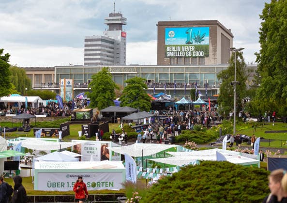 13.06.2026, xlakx, Entertainment, Mary Jane Berlin 2026 v.l. Besucherandrang auf dem Freigelände der Mary Jane Berlin Die Veranstaltung präsentiert Aussteller aus den Bereichen Cannabis, Medizin, Lifestyle und Hanfprodukte. Berlin *** 13 06 2026, xlakx, Entertainment, Mary Jane Berlin 2026 v l Crowd of visitors on the outdoor area of Mary Jane Berlin The event presents exhibitors from the fields of cannabis, medicine, lifestyle and hemp products Berlin Daniel Lakomski
