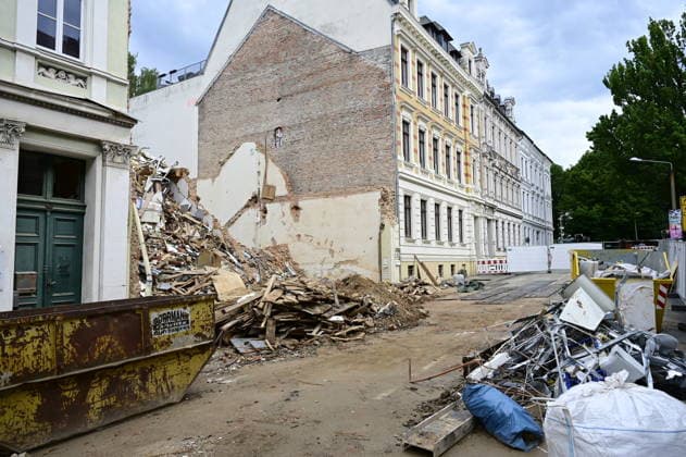 Die Überreste eines eingestürzten Gründerzeithaus. Görlitz, 13.06.2026. Hintergrund: Am Montagnachmittag, 18. Mai 2026 gegen 17:30 Uhr, ist ein Mehrfamilienhaus an der James-von-Molke-Straße in Görlitz eingestürzt. Dabei kamen drei Menschen um ihr Leben. Die Ermittlungen der Kriminalpolizei und der Staatsanwaltschaft zur Ursache dauern weiter an und gehen in alle Richtungen. Die den laufenden Einsatz begleitenden Ermittlungen führten zwischenzeitlich zur Festnahme von zwei Personen, die im Verdacht stehen, die Rohrleitungen im Einsturzhaus beschädigt und oder manipuliert zu haben. Bei den Tatverdächtigen handelt es sich um einen 27-jährigen polnischen sowie einen 33-jährigen afghanischen Staatsangehörigen. Beide befinden sich Copyright: xMatthiasxWehnertx