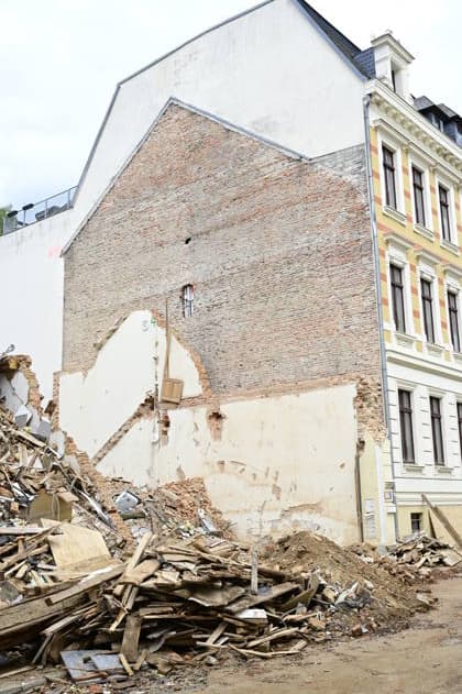 Die Überreste eines eingestürzten Gründerzeithaus. Görlitz, 13.06.2026. Hintergrund: Am Montagnachmittag, 18. Mai 2026 gegen 17:30 Uhr, ist ein Mehrfamilienhaus an der James-von-Molke-Straße in Görlitz eingestürzt. Dabei kamen drei Menschen um ihr Leben. Die Ermittlungen der Kriminalpolizei und der Staatsanwaltschaft zur Ursache dauern weiter an und gehen in alle Richtungen. Die den laufenden Einsatz begleitenden Ermittlungen führten zwischenzeitlich zur Festnahme von zwei Personen, die im Verdacht stehen, die Rohrleitungen im Einsturzhaus beschädigt und oder manipuliert zu haben. Bei den Tatverdächtigen handelt es sich um einen 27-jährigen polnischen sowie einen 33-jährigen afghanischen Staatsangehörigen. Beide befinden sich Copyright: xMatthiasxWehnertx
