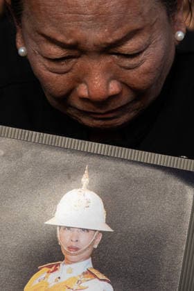 June 13, 2026, Bangkok, Thailand: A mourner seen crying while holding a portrait of Thai Princess Bajrakitiyabha during the royal procession of Thai Princess Bajrakitiyabha to her funeral outside the royal grand palace in Bangkok. Princess Bajrakitiyabha passed on at the age of 47 on 12 June 2026 at the Chulalongkorn Hospital after three and a half years in a coma following a collapse caused by a heart condition in December 2022. Bangkok Thailand  - ZUMAs197 20260613_aaa_s197_086 Copyright: xPeeraponxBoonyakiatx