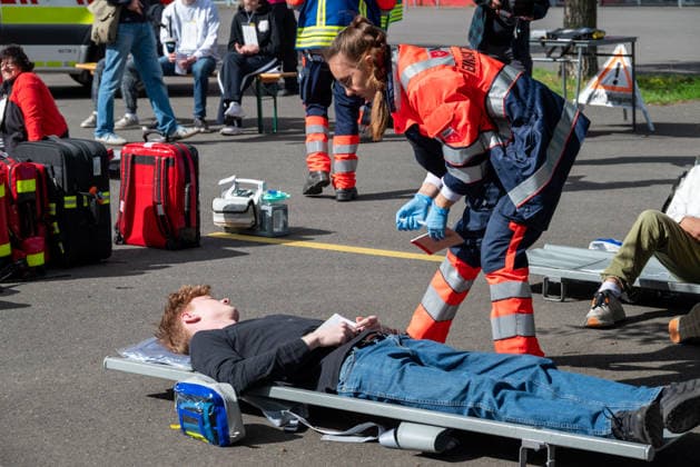 MANV-Übung in Mainz: Katastrophenschutz und Kliniken trainieren Transportorganisation Einsatzkräfte des Katastrophenschutzes, des Rettungsdienstes sowie Mitarbeitende der beteiligten Krankenhäuser übten an der MEWA Arena die Bewältigung eines Massenanfalls von Verletzten (MANV). Grundlage der Übung war ein angenommener Tribüneneinsturz im Mainzer Stadion. Im Fokus stand die Transportorganisation, bei der registrierte und gesichtete Verletztendarsteller entsprechend ihrer Behandlungsdringlichkeit geeigneten Rettungsmitteln und Krankenhäusern zugewiesen wurden. Parallel trainierten die beteiligten Kliniken die Aufnahme und Versorgung einer größeren Anzahl von Patienten. Ziel der Übung war die Überprüfung von Kommunikationswegen,
