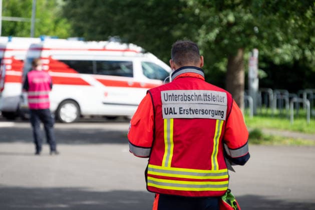 MANV-Übung in Mainz: Katastrophenschutz und Kliniken trainieren Transportorganisation Einsatzkräfte des Katastrophenschutzes, des Rettungsdienstes sowie Mitarbeitende der beteiligten Krankenhäuser übten an der MEWA Arena die Bewältigung eines Massenanfalls von Verletzten (MANV). Grundlage der Übung war ein angenommener Tribüneneinsturz im Mainzer Stadion. Im Fokus stand die Transportorganisation, bei der registrierte und gesichtete Verletztendarsteller entsprechend ihrer Behandlungsdringlichkeit geeigneten Rettungsmitteln und Krankenhäusern zugewiesen wurden. Parallel trainierten die beteiligten Kliniken die Aufnahme und Versorgung einer größeren Anzahl von Patienten. Ziel der Übung war die Überprüfung von Kommunikationswegen,