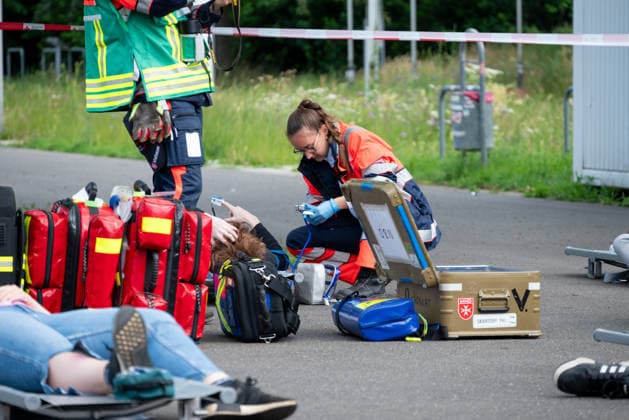MANV-Übung in Mainz: Katastrophenschutz und Kliniken trainieren Transportorganisation Einsatzkräfte des Katastrophenschutzes, des Rettungsdienstes sowie Mitarbeitende der beteiligten Krankenhäuser übten an der MEWA Arena die Bewältigung eines Massenanfalls von Verletzten (MANV). Grundlage der Übung war ein angenommener Tribüneneinsturz im Mainzer Stadion. Im Fokus stand die Transportorganisation, bei der registrierte und gesichtete Verletztendarsteller entsprechend ihrer Behandlungsdringlichkeit geeigneten Rettungsmitteln und Krankenhäusern zugewiesen wurden. Parallel trainierten die beteiligten Kliniken die Aufnahme und Versorgung einer größeren Anzahl von Patienten. Ziel der Übung war die Überprüfung von Kommunikationswegen,