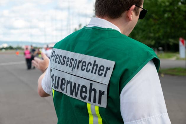 MANV-Übung in Mainz: Katastrophenschutz und Kliniken trainieren Transportorganisation Einsatzkräfte des Katastrophenschutzes, des Rettungsdienstes sowie Mitarbeitende der beteiligten Krankenhäuser übten an der MEWA Arena die Bewältigung eines Massenanfalls von Verletzten (MANV). Grundlage der Übung war ein angenommener Tribüneneinsturz im Mainzer Stadion. Im Fokus stand die Transportorganisation, bei der registrierte und gesichtete Verletztendarsteller entsprechend ihrer Behandlungsdringlichkeit geeigneten Rettungsmitteln und Krankenhäusern zugewiesen wurden. Parallel trainierten die beteiligten Kliniken die Aufnahme und Versorgung einer größeren Anzahl von Patienten. Ziel der Übung war die Überprüfung von Kommunikationswegen,