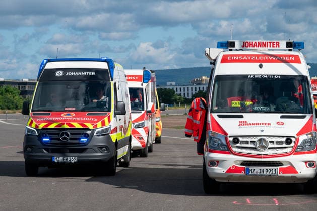 MANV-Übung in Mainz: Katastrophenschutz und Kliniken trainieren Transportorganisation Einsatzkräfte des Katastrophenschutzes, des Rettungsdienstes sowie Mitarbeitende der beteiligten Krankenhäuser übten an der MEWA Arena die Bewältigung eines Massenanfalls von Verletzten (MANV). Grundlage der Übung war ein angenommener Tribüneneinsturz im Mainzer Stadion. Im Fokus stand die Transportorganisation, bei der registrierte und gesichtete Verletztendarsteller entsprechend ihrer Behandlungsdringlichkeit geeigneten Rettungsmitteln und Krankenhäusern zugewiesen wurden. Parallel trainierten die beteiligten Kliniken die Aufnahme und Versorgung einer größeren Anzahl von Patienten. Ziel der Übung war die Überprüfung von Kommunikationswegen,