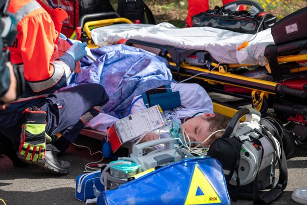 MANV-Übung in Mainz: Katastrophenschutz und Kliniken trainieren Transportorganisation Einsatzkräfte des Katastrophenschutzes, des Rettungsdienstes sowie Mitarbeitende der beteiligten Krankenhäuser übten an der MEWA Arena die Bewältigung eines Massenanfalls von Verletzten (MANV). Grundlage der Übung war ein angenommener Tribüneneinsturz im Mainzer Stadion. Im Fokus stand die Transportorganisation, bei der registrierte und gesichtete Verletztendarsteller entsprechend ihrer Behandlungsdringlichkeit geeigneten Rettungsmitteln und Krankenhäusern zugewiesen wurden. Parallel trainierten die beteiligten Kliniken die Aufnahme und Versorgung einer größeren Anzahl von Patienten. Ziel der Übung war die Überprüfung von Kommunikationswegen,