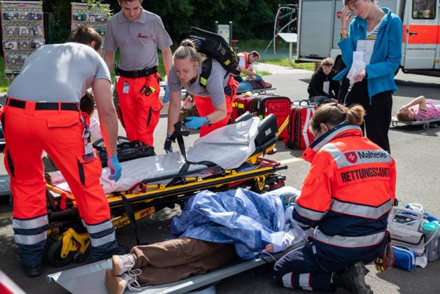 MANV-Übung in Mainz: Katastrophenschutz und Kliniken trainieren Transportorganisation Einsatzkräfte des Katastrophenschutzes, des Rettungsdienstes sowie Mitarbeitende der beteiligten Krankenhäuser übten an der MEWA Arena die Bewältigung eines Massenanfalls von Verletzten (MANV). Grundlage der Übung war ein angenommener Tribüneneinsturz im Mainzer Stadion. Im Fokus stand die Transportorganisation, bei der registrierte und gesichtete Verletztendarsteller entsprechend ihrer Behandlungsdringlichkeit geeigneten Rettungsmitteln und Krankenhäusern zugewiesen wurden. Parallel trainierten die beteiligten Kliniken die Aufnahme und Versorgung einer größeren Anzahl von Patienten. Ziel der Übung war die Überprüfung von Kommunikationswegen,
