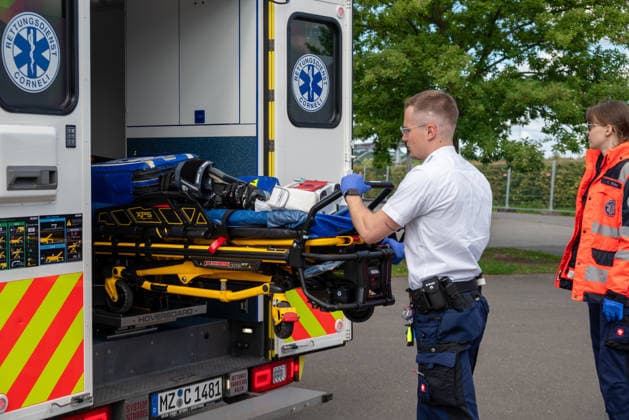 MANV-Übung in Mainz: Katastrophenschutz und Kliniken trainieren Transportorganisation Einsatzkräfte des Katastrophenschutzes, des Rettungsdienstes sowie Mitarbeitende der beteiligten Krankenhäuser übten an der MEWA Arena die Bewältigung eines Massenanfalls von Verletzten (MANV). Grundlage der Übung war ein angenommener Tribüneneinsturz im Mainzer Stadion. Im Fokus stand die Transportorganisation, bei der registrierte und gesichtete Verletztendarsteller entsprechend ihrer Behandlungsdringlichkeit geeigneten Rettungsmitteln und Krankenhäusern zugewiesen wurden. Parallel trainierten die beteiligten Kliniken die Aufnahme und Versorgung einer größeren Anzahl von Patienten. Ziel der Übung war die Überprüfung von Kommunikationswegen,