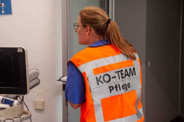 MANV-Übung in Mainz: Katastrophenschutz und Kliniken trainieren Transportorganisation Einsatzkräfte des Katastrophenschutzes, des Rettungsdienstes sowie Mitarbeitende der beteiligten Krankenhäuser übten an der MEWA Arena die Bewältigung eines Massenanfalls von Verletzten (MANV). Grundlage der Übung war ein angenommener Tribüneneinsturz im Mainzer Stadion. Im Fokus stand die Transportorganisation, bei der registrierte und gesichtete Verletztendarsteller entsprechend ihrer Behandlungsdringlichkeit geeigneten Rettungsmitteln und Krankenhäusern zugewiesen wurden. Parallel trainierten die beteiligten Kliniken die Aufnahme und Versorgung einer größeren Anzahl von Patienten. Ziel der Übung war die Überprüfung von Kommunikationswegen,