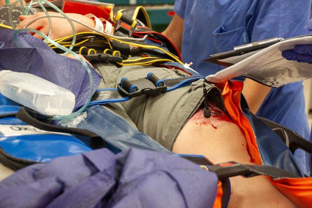 MANV-Übung in Mainz: Katastrophenschutz und Kliniken trainieren Transportorganisation Einsatzkräfte des Katastrophenschutzes, des Rettungsdienstes sowie Mitarbeitende der beteiligten Krankenhäuser übten an der MEWA Arena die Bewältigung eines Massenanfalls von Verletzten (MANV). Grundlage der Übung war ein angenommener Tribüneneinsturz im Mainzer Stadion. Im Fokus stand die Transportorganisation, bei der registrierte und gesichtete Verletztendarsteller entsprechend ihrer Behandlungsdringlichkeit geeigneten Rettungsmitteln und Krankenhäusern zugewiesen wurden. Parallel trainierten die beteiligten Kliniken die Aufnahme und Versorgung einer größeren Anzahl von Patienten. Ziel der Übung war die Überprüfung von Kommunikationswegen,