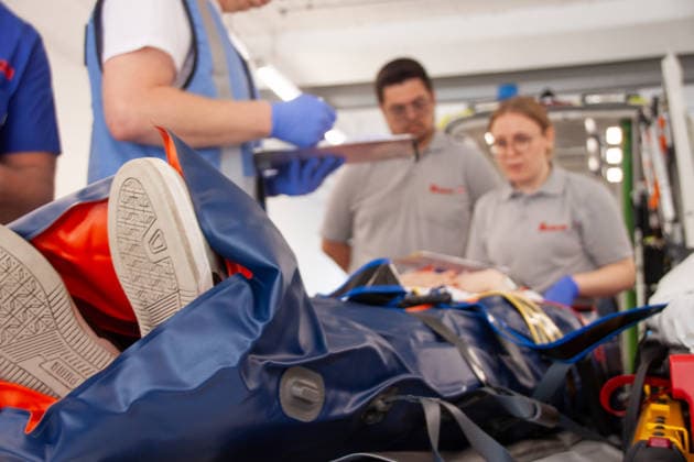 MANV-Übung in Mainz: Katastrophenschutz und Kliniken trainieren Transportorganisation Einsatzkräfte des Katastrophenschutzes, des Rettungsdienstes sowie Mitarbeitende der beteiligten Krankenhäuser übten an der MEWA Arena die Bewältigung eines Massenanfalls von Verletzten (MANV). Grundlage der Übung war ein angenommener Tribüneneinsturz im Mainzer Stadion. Im Fokus stand die Transportorganisation, bei der registrierte und gesichtete Verletztendarsteller entsprechend ihrer Behandlungsdringlichkeit geeigneten Rettungsmitteln und Krankenhäusern zugewiesen wurden. Parallel trainierten die beteiligten Kliniken die Aufnahme und Versorgung einer größeren Anzahl von Patienten. Ziel der Übung war die Überprüfung von Kommunikationswegen,