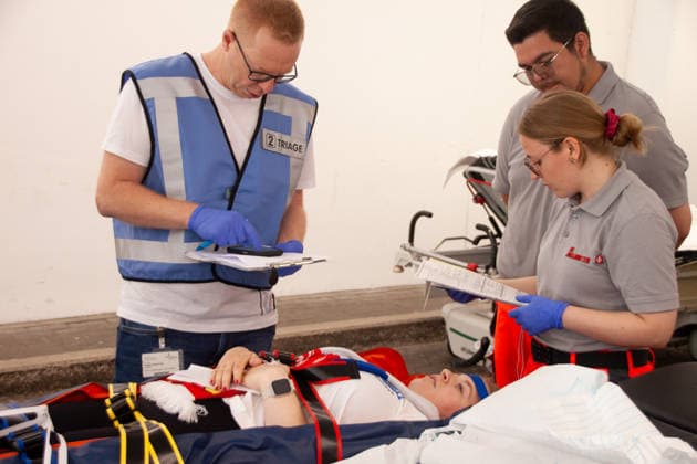 MANV-Übung in Mainz: Katastrophenschutz und Kliniken trainieren Transportorganisation Einsatzkräfte des Katastrophenschutzes, des Rettungsdienstes sowie Mitarbeitende der beteiligten Krankenhäuser übten an der MEWA Arena die Bewältigung eines Massenanfalls von Verletzten (MANV). Grundlage der Übung war ein angenommener Tribüneneinsturz im Mainzer Stadion. Im Fokus stand die Transportorganisation, bei der registrierte und gesichtete Verletztendarsteller entsprechend ihrer Behandlungsdringlichkeit geeigneten Rettungsmitteln und Krankenhäusern zugewiesen wurden. Parallel trainierten die beteiligten Kliniken die Aufnahme und Versorgung einer größeren Anzahl von Patienten. Ziel der Übung war die Überprüfung von Kommunikationswegen,