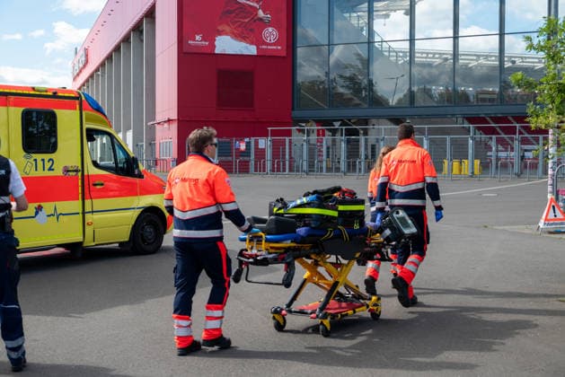 MANV-Übung in Mainz: Katastrophenschutz und Kliniken trainieren Transportorganisation Einsatzkräfte des Katastrophenschutzes, des Rettungsdienstes sowie Mitarbeitende der beteiligten Krankenhäuser übten an der MEWA Arena die Bewältigung eines Massenanfalls von Verletzten (MANV). Grundlage der Übung war ein angenommener Tribüneneinsturz im Mainzer Stadion. Im Fokus stand die Transportorganisation, bei der registrierte und gesichtete Verletztendarsteller entsprechend ihrer Behandlungsdringlichkeit geeigneten Rettungsmitteln und Krankenhäusern zugewiesen wurden. Parallel trainierten die beteiligten Kliniken die Aufnahme und Versorgung einer größeren Anzahl von Patienten. Ziel der Übung war die Überprüfung von Kommunikationswegen,