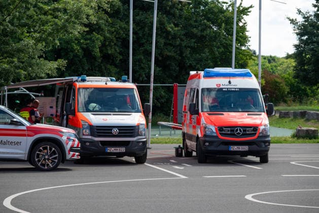 MANV-Übung in Mainz: Katastrophenschutz und Kliniken trainieren Transportorganisation Einsatzkräfte des Katastrophenschutzes, des Rettungsdienstes sowie Mitarbeitende der beteiligten Krankenhäuser übten an der MEWA Arena die Bewältigung eines Massenanfalls von Verletzten (MANV). Grundlage der Übung war ein angenommener Tribüneneinsturz im Mainzer Stadion. Im Fokus stand die Transportorganisation, bei der registrierte und gesichtete Verletztendarsteller entsprechend ihrer Behandlungsdringlichkeit geeigneten Rettungsmitteln und Krankenhäusern zugewiesen wurden. Parallel trainierten die beteiligten Kliniken die Aufnahme und Versorgung einer größeren Anzahl von Patienten. Ziel der Übung war die Überprüfung von Kommunikationswegen,