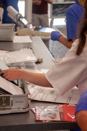 MANV-Übung in Mainz: Katastrophenschutz und Kliniken trainieren Transportorganisation Einsatzkräfte des Katastrophenschutzes, des Rettungsdienstes sowie Mitarbeitende der beteiligten Krankenhäuser übten an der MEWA Arena die Bewältigung eines Massenanfalls von Verletzten (MANV). Grundlage der Übung war ein angenommener Tribüneneinsturz im Mainzer Stadion. Im Fokus stand die Transportorganisation, bei der registrierte und gesichtete Verletztendarsteller entsprechend ihrer Behandlungsdringlichkeit geeigneten Rettungsmitteln und Krankenhäusern zugewiesen wurden. Parallel trainierten die beteiligten Kliniken die Aufnahme und Versorgung einer größeren Anzahl von Patienten. Ziel der Übung war die Überprüfung von Kommunikationswegen,