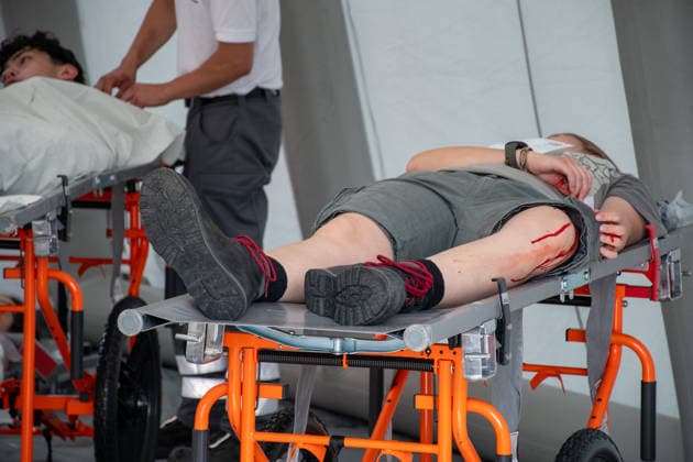 MANV-Übung in Mainz: Katastrophenschutz und Kliniken trainieren Transportorganisation Einsatzkräfte des Katastrophenschutzes, des Rettungsdienstes sowie Mitarbeitende der beteiligten Krankenhäuser übten an der MEWA Arena die Bewältigung eines Massenanfalls von Verletzten (MANV). Grundlage der Übung war ein angenommener Tribüneneinsturz im Mainzer Stadion. Im Fokus stand die Transportorganisation, bei der registrierte und gesichtete Verletztendarsteller entsprechend ihrer Behandlungsdringlichkeit geeigneten Rettungsmitteln und Krankenhäusern zugewiesen wurden. Parallel trainierten die beteiligten Kliniken die Aufnahme und Versorgung einer größeren Anzahl von Patienten. Ziel der Übung war die Überprüfung von Kommunikationswegen,