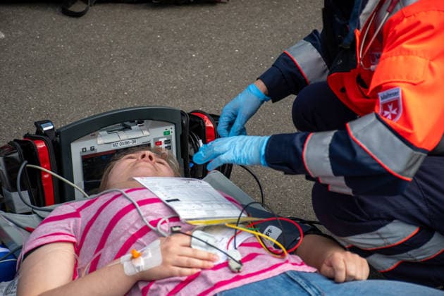 MANV-Übung in Mainz: Katastrophenschutz und Kliniken trainieren Transportorganisation Einsatzkräfte des Katastrophenschutzes, des Rettungsdienstes sowie Mitarbeitende der beteiligten Krankenhäuser übten an der MEWA Arena die Bewältigung eines Massenanfalls von Verletzten (MANV). Grundlage der Übung war ein angenommener Tribüneneinsturz im Mainzer Stadion. Im Fokus stand die Transportorganisation, bei der registrierte und gesichtete Verletztendarsteller entsprechend ihrer Behandlungsdringlichkeit geeigneten Rettungsmitteln und Krankenhäusern zugewiesen wurden. Parallel trainierten die beteiligten Kliniken die Aufnahme und Versorgung einer größeren Anzahl von Patienten. Ziel der Übung war die Überprüfung von Kommunikationswegen,