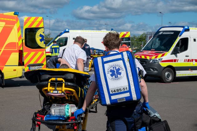 MANV-Übung in Mainz: Katastrophenschutz und Kliniken trainieren Transportorganisation Einsatzkräfte des Katastrophenschutzes, des Rettungsdienstes sowie Mitarbeitende der beteiligten Krankenhäuser übten an der MEWA Arena die Bewältigung eines Massenanfalls von Verletzten (MANV). Grundlage der Übung war ein angenommener Tribüneneinsturz im Mainzer Stadion. Im Fokus stand die Transportorganisation, bei der registrierte und gesichtete Verletztendarsteller entsprechend ihrer Behandlungsdringlichkeit geeigneten Rettungsmitteln und Krankenhäusern zugewiesen wurden. Parallel trainierten die beteiligten Kliniken die Aufnahme und Versorgung einer größeren Anzahl von Patienten. Ziel der Übung war die Überprüfung von Kommunikationswegen,