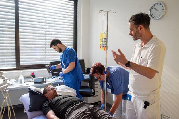 MANV-Übung in Mainz: Katastrophenschutz und Kliniken trainieren Transportorganisation Einsatzkräfte des Katastrophenschutzes, des Rettungsdienstes sowie Mitarbeitende der beteiligten Krankenhäuser übten an der MEWA Arena die Bewältigung eines Massenanfalls von Verletzten (MANV). Grundlage der Übung war ein angenommener Tribüneneinsturz im Mainzer Stadion. Im Fokus stand die Transportorganisation, bei der registrierte und gesichtete Verletztendarsteller entsprechend ihrer Behandlungsdringlichkeit geeigneten Rettungsmitteln und Krankenhäusern zugewiesen wurden. Parallel trainierten die beteiligten Kliniken die Aufnahme und Versorgung einer größeren Anzahl von Patienten. Ziel der Übung war die Überprüfung von Kommunikationswegen,