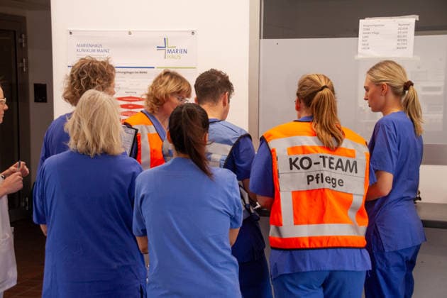 MANV-Übung in Mainz: Katastrophenschutz und Kliniken trainieren Transportorganisation Einsatzkräfte des Katastrophenschutzes, des Rettungsdienstes sowie Mitarbeitende der beteiligten Krankenhäuser übten an der MEWA Arena die Bewältigung eines Massenanfalls von Verletzten (MANV). Grundlage der Übung war ein angenommener Tribüneneinsturz im Mainzer Stadion. Im Fokus stand die Transportorganisation, bei der registrierte und gesichtete Verletztendarsteller entsprechend ihrer Behandlungsdringlichkeit geeigneten Rettungsmitteln und Krankenhäusern zugewiesen wurden. Parallel trainierten die beteiligten Kliniken die Aufnahme und Versorgung einer größeren Anzahl von Patienten. Ziel der Übung war die Überprüfung von Kommunikationswegen,