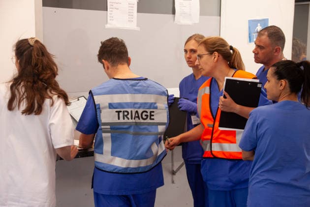 MANV-Übung in Mainz: Katastrophenschutz und Kliniken trainieren Transportorganisation Einsatzkräfte des Katastrophenschutzes, des Rettungsdienstes sowie Mitarbeitende der beteiligten Krankenhäuser übten an der MEWA Arena die Bewältigung eines Massenanfalls von Verletzten (MANV). Grundlage der Übung war ein angenommener Tribüneneinsturz im Mainzer Stadion. Im Fokus stand die Transportorganisation, bei der registrierte und gesichtete Verletztendarsteller entsprechend ihrer Behandlungsdringlichkeit geeigneten Rettungsmitteln und Krankenhäusern zugewiesen wurden. Parallel trainierten die beteiligten Kliniken die Aufnahme und Versorgung einer größeren Anzahl von Patienten. Ziel der Übung war die Überprüfung von Kommunikationswegen,