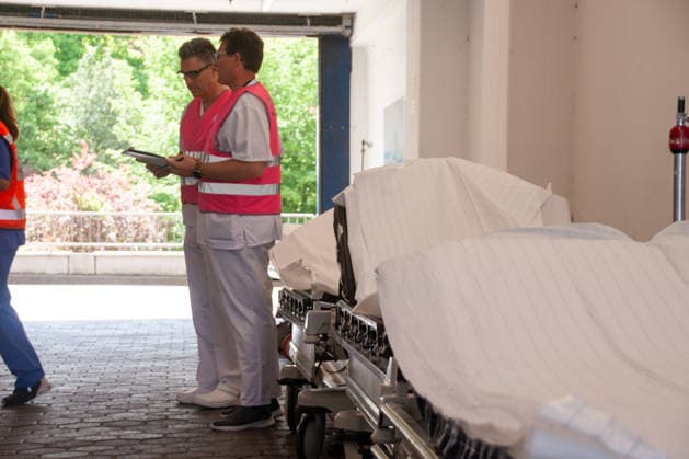 MANV-Übung in Mainz: Katastrophenschutz und Kliniken trainieren Transportorganisation Einsatzkräfte des Katastrophenschutzes, des Rettungsdienstes sowie Mitarbeitende der beteiligten Krankenhäuser übten an der MEWA Arena die Bewältigung eines Massenanfalls von Verletzten (MANV). Grundlage der Übung war ein angenommener Tribüneneinsturz im Mainzer Stadion. Im Fokus stand die Transportorganisation, bei der registrierte und gesichtete Verletztendarsteller entsprechend ihrer Behandlungsdringlichkeit geeigneten Rettungsmitteln und Krankenhäusern zugewiesen wurden. Parallel trainierten die beteiligten Kliniken die Aufnahme und Versorgung einer größeren Anzahl von Patienten. Ziel der Übung war die Überprüfung von Kommunikationswegen,