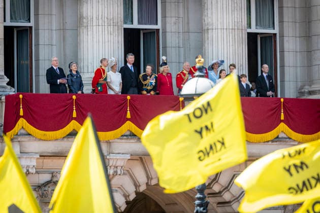 News Bilder des Tages June 13, 2026, London, London, UK: London, UK. Anti-monarchy protesters demonstrate outside Buckingham Palace while the Royal Family watches the flypast during Trooping the Colour for King Charles III s official birthday. London UK  - ZUMAl94_ 20260613_zaf_l94_237 Copyright: xMarcinxNowakx