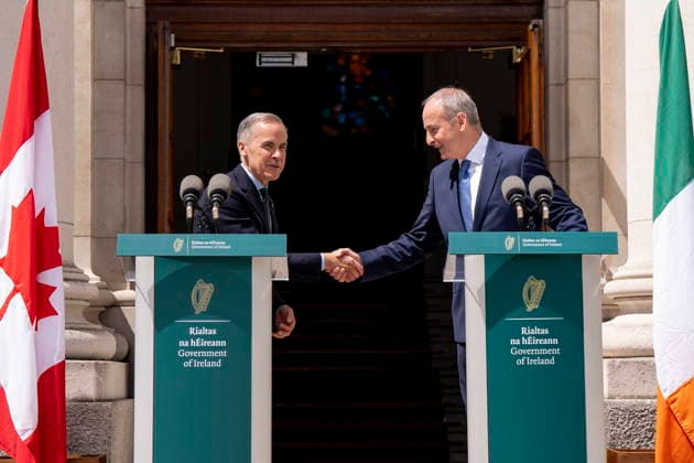 June 13, 2026, Dublin, Ireland: Le premier ministre canadien Mark Carney serre la main de son homologue irlandais Micheal Martin o Dublin, en Irlande, le 13 juin 2026. LA PRESSE CANADIENNE Dublin Ireland  - ZUMAc35_ 20260613_zaf_c35_042 Copyright: xChristopherxKatsarovx